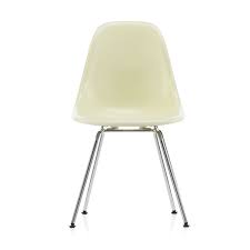 Eudora est une chaise en fibre de verre recouverte d'une variété de tissus imprimés et recouverte de résine de polyester. Vitra Chaise D Appoint En Fibre De Verre Eames Dsx Connox