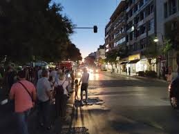 Παμε πλατεια (μπαρλαγιάννη όλγα β.), λάρισα λαρισασ : Larisa Oxhmatoporeia Apo Goneis Kata Ths Xrhshs Maskas Sta Sxoleia Fwto Binteo Enwmenh Rwmhosynh