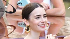Lily Collins: Stil-Ikone in gepunkteten Looks bei 'Emily in Paris' Dreharbeiten