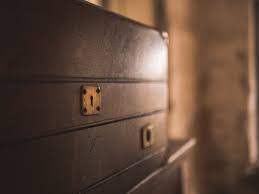 Jul 13, 2015 · how to pick open a desk drawer lock with paper clips geezer bends paper clips with needle nose pliers to make a tension wrench and a lock pick. How To Pick A Desk Drawer Lock Techsmartest Com