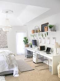 Home Office Im Schlafzimmer Einrichten Ikea Mobeln Und Grunen Pflanzen In 2020 Home Office Bedroom Bedroom Setup Bedroom Office Combo