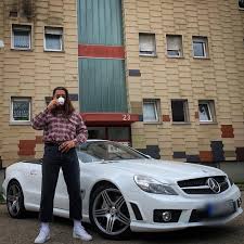 Bürgerlich volkan yaman) ist ein deutscher rapper und sänger mit türkischen wurzeln. Apache 207 Vermogen Einkommen Des Rappers 2021