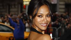 Zoe Saldana é a primeira atriz em 3 filmes com mais de US$ 2 bilhões