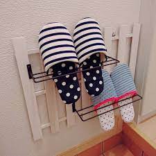 スリッパはお客様が来たときのことも考えて多めに持っている人も多いのではないでしょうか 玄関に収納したいけど 生活感が出すぎるのは嫌 と悩んでいる人もいるかもしれません そこで 今回の kufura収納調査隊 は 収納上手な達人たちが実践しているスリッパの