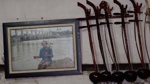 Gambang adalah alat musik tradisional yang terdiri dari 18 bilah bambu yang dimainkan dengan cara dipukul. Oen Sin Yang Seniman Gambang Kromong Klasik Terakhir Di Tangerang Bbc News Indonesia