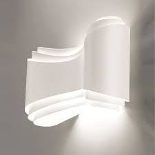 Le lampade da parete a led sono realizzate in piccole dimensioni con un design lineare ma nello stesso hanno una resa luminosa molto alta con dei consumi elettrici ridotti. Ionische Wandleuchte Halogen Lampe Wand Metall Modernes Design Selene
