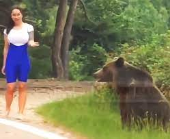 衝撃動画】野生クマの真横で記念撮影しようとした女性の末路 / 超接近して熊激怒 → 襲われる ｜ バズプラスニュース