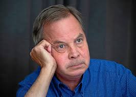 Skogsindustriledaren Karl Hedin pratar rättsfall och varg när han gästar  bygdegårdarna inför storpublik