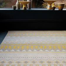 Fort de + de 20 ans d'expérience, tapishop vous propose les dernières tendances en matières de tapis de cuisine, salle de bain, salon, enfant et autres. Tapis Moderne Motif Tribal Jaune Et Gris Tapis Moderne Tapis Gris Et Jaune Tapis A Motifs