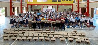 Mangsa di tetak dan dihalang beberapa orang di kawasan tersebut. Roping In Pupils To Build Village For Mall S Cny Decor The Star