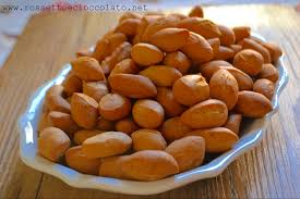Ci sono dolci legati alla tradizione e dolci legati alle stagioni o ad come la pignolata al miele, ricetta tipica della calabria che potete preparare anche a casa vostra. Pignolata Col Miele Rossetto Cioccolato