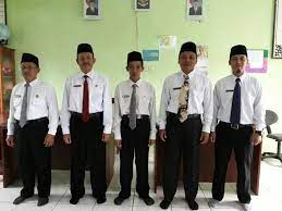 Peringatan hari guru nasional tersebut merupakan wujud penghormatan, penghargaan, dan apresiasi terhadap guru yang dianggap sebagai pahlawan tanpa tanda jasa. Upaya Tingkatkan Disiplin Dan Kerapian Guru Dan Staf Mtsn 2 Mukomuko Tampil Perdana Memakai Dasi