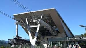 Eine zentrale rolle im architekturkonzept für die neue seilbahn zugspitze spielt der werkstoff glas. Zugspitze Beschadigte Seilbahnkabine In Der Talstation Eingetroffen Garmisch Partenkirchen