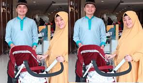 Sama seperti pihak keluarga lainnya, larissa chou juga berkesempatan untuk memandang dan mencium wajah almarhum ustaz. Jadi Papa Mama Muda Alvin Faiz Larissa Chou Tak Repot Urus Bayi