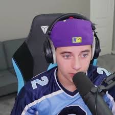 Amber Walmsley's Instagram, Twitter & Facebook