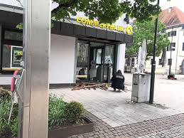 Lesen sie welche erfahrungen andere mit deutsche bank in balingen gemacht haben. Commerzbank In Balingen Unbekannte Sprengen Geldautomaten Balingen Umgebung Schwarzwalder Bote