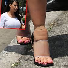 According to foot lovers, victoria justice's feet are gorgeous, and they have rated her as one of the top hollywood celebrities to have beautiful feet. Hollywood S Ugliest Hooves Celebs Whose Feet Really Stink