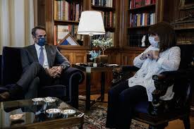 Είναι πτυχιούχος του τμήματος νομικής της νομικής σχολής του πανεπιστημίου αθηνών, από την οποία αποφοίτησε το 1978. Synanthsh Sakellaropoyloy Mhtsotakh H Oikonomia 8a Diathrh8ei Anoixth Diemhnyse O Prw8ypoyrgos Newsbreak