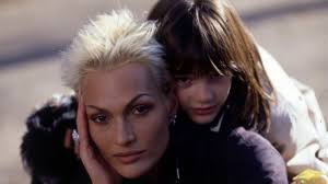 La vita intensa che ho avuto è stata quella di una straniera in Italia":  Anna Oxa ci rivela ciò che non sappiamo di lei