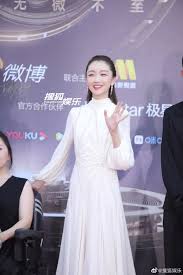 倪妮又出神图！Angelababy进不去的红毯，她美得像开了光……