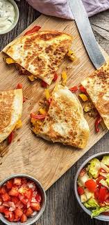 Vegetarische Quesadillas Mit Salsa Rezept Hellofresh Rezept Rezepte Tomatensalat Vegetarisch