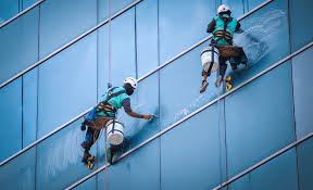 Hayatınızda bir kez cam sildiyseniz bilirsiniz, bu işin en can sıkıcı taraflarından biri camın bazı bölümlerine ulaşmanın zorluğudur. Cam Temizligi Nasil Yapilir Tusba Temizlik