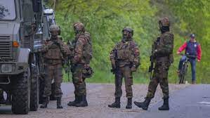 Het nieuws dat de speurtocht naar de voortvluchtige militair jürgen conings ten einde is, klinkt ook door buiten de belgische landsgrenzen. Gewapende Belgische Militair Conings Is Nog Steeds Spoorloos Linda Nl