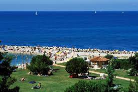 The beach is situated in a picturesque bay. Strand Hotel Maestral Novigrad Strandfuhrer Von Bestofcroatia Eu