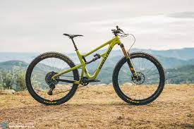 Balancing stiffness and weight savings in all the right places is a hallmark of all santa cruz carbon frames and the hightower flies the flag yet higher. Santa Cruz Hightower Lt Review Enduro Mountainbike Magazine
