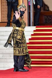 Sedangkan untuk baju adat untuk perempuan hanya menggunakan kebaya yang dilengkapi dengan rok panjang pada bagian bawahnya. Baju Adat Nusa Tenggara Greatnesia