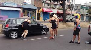 Dummy bodies are built, often with depictions of political figures, and dressed in old clothing to be burnt as a symbol of moving on to better things. Viudas Una Tradicion Unica Del Pais En Fin De Ano Notimundo