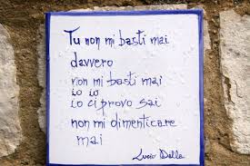 Frasi Di Canzoni Di Lucio Dalla Scritte Su Piastrelle Esposte Nell Isola Di San Nicola Frasi Di Canzoni Canzoni Citazioni