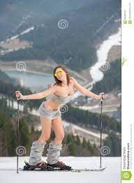 Ganzaufnahme Des Nackten Skifahrers Junges Mädchen Wirft Auf  Schneebedeckter Steigung in Den Bergen, in Den Tragenden Stiefeln Un  Stockfoto - Bild von wald, karosserie: 84339516