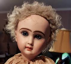 What's the main difference between French and German antique dolls?