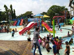 Fun park water boom bisa menjadi pilihan destinasi liburan keluarga di tangerang. Kolam Renang Regensi Bekasi