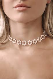 • 14k gold security clasp • length is 45.7 cm • colour of pearls: Chic 14kt Gold Necklace Pearl Necklace Choker Necklace Lulus