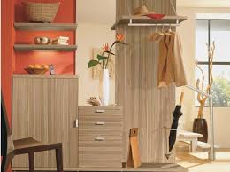 Auch in größeren fluren ist oft wenig platz für wandgarderoben, weil es viele türen, aber kaum wandflächen gibt. Garderobe Im Flur Welche Dielenmobel Bei Wenig Platz