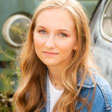 This sweet girl!!!! Such a doll and we had a gorgeous day to work with as  well! #winwin 📸👍🏼😍 @bre.koenninger your gorgeous smile and kind spirit  made creating your #seniorportraits so fun!!