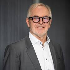 New GSE President Peter Groth praising Past GSE President Tom Lund for his  great Work