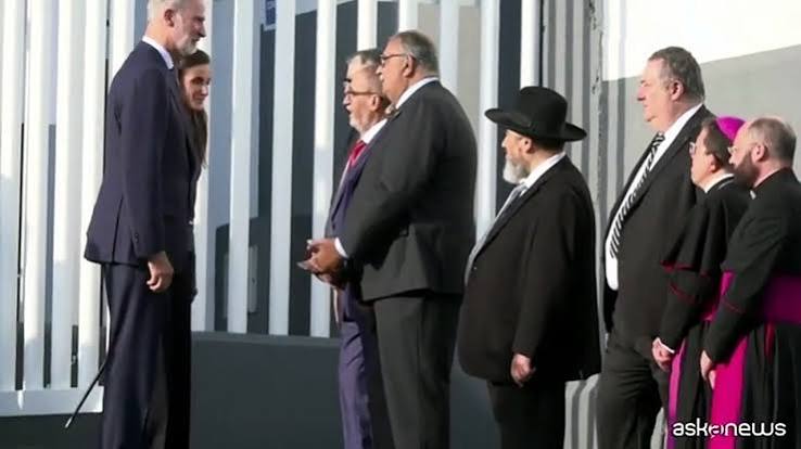 Spagna, Re Felipe VI rende omaggio ai migranti morti a Ceuta