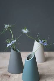 Minimalisme Deco Decointerieure Bleu Blue Gris Grey Design Inspiration Inspirationdeco Minimalism Handgefertigte Keramik Topfervase Britische Blumen