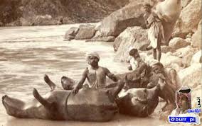 صورة نادرة جدا لـ هنود يستخدمون جلود البقر كقوارب لقطع النهر في جبال الهيمالايا الهندية يتم إغلاقها بإحكام ونفخها بالهواء creepy photos rare photos photo