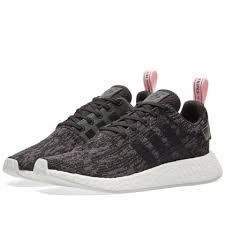 These shoes feature a clean, minimally stitched knit upper mixed with synthetic suede and finished with welded trim. Adidas Nmd R2 Damen Schwarz Rosa By9314 Topmarkenschuh Com
