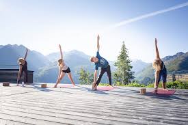 Erhole dich in dem yoga retreat schweiz. Yoga Festivals So Feiert Die Yoga Community Barefoot Yoga Urlaub