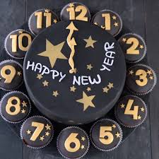Silvester Torte Uhr Torte New Years Cake Cake Silvester Torte Uhr Years In 2020 New Year S Cake New Year S Desserts Donut Decorations
