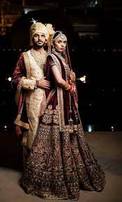 Pin By Smriti Singh On Abridal Photography Indian Wedding Photography Couples Couple Wedding Dress Indian Wedding Couple