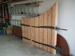 Ein Tor Aus Holz Und Eisen In 2020 Gartentore Holz Gartentore Naturzaun