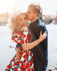 По словам алины, они больше не общаются. Alina Grosu Pokazala Muzha V Romantichnoj Ftoessii