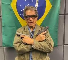 Roberto jefferson aparece armado em vídeo e chama embaixador de 'macaco chinês'. Roberto Jefferson Faz Video Armado E Xinga Embaixador Chines Mais Brasilia