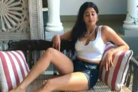 In 2015, jhanvi declined a role opposite mahesh babu that was offered to her for her debut. Janhvi Kapoor Shows How She Reacts If Her Red Carpet Outfit Doesn T Fit The Day Of The Event India News Republic